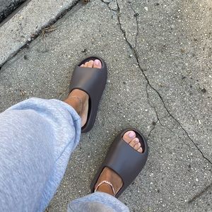 yeezy | slide ‘soot’